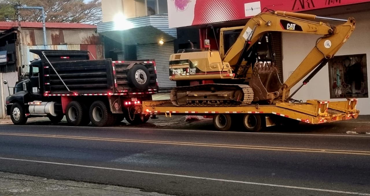 Lowboy transportando backhoe